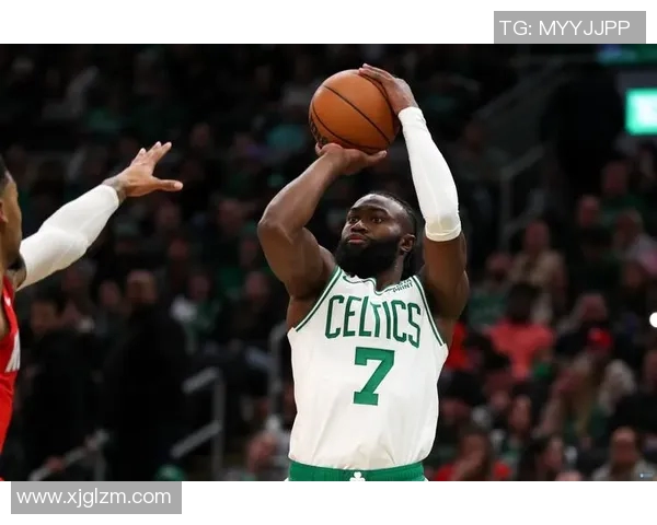 杰伦布朗如何在NBA赛场上展现个人魅力与团队精神的完美结合